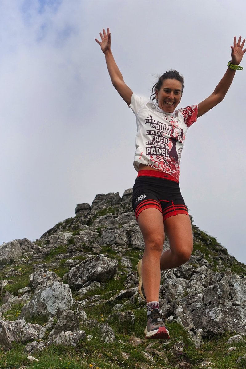LEIRE FERNÁNDEZ GUAU! GUAU! · Camiseta estampada ultraligera para calor e indoor - Imagen 7