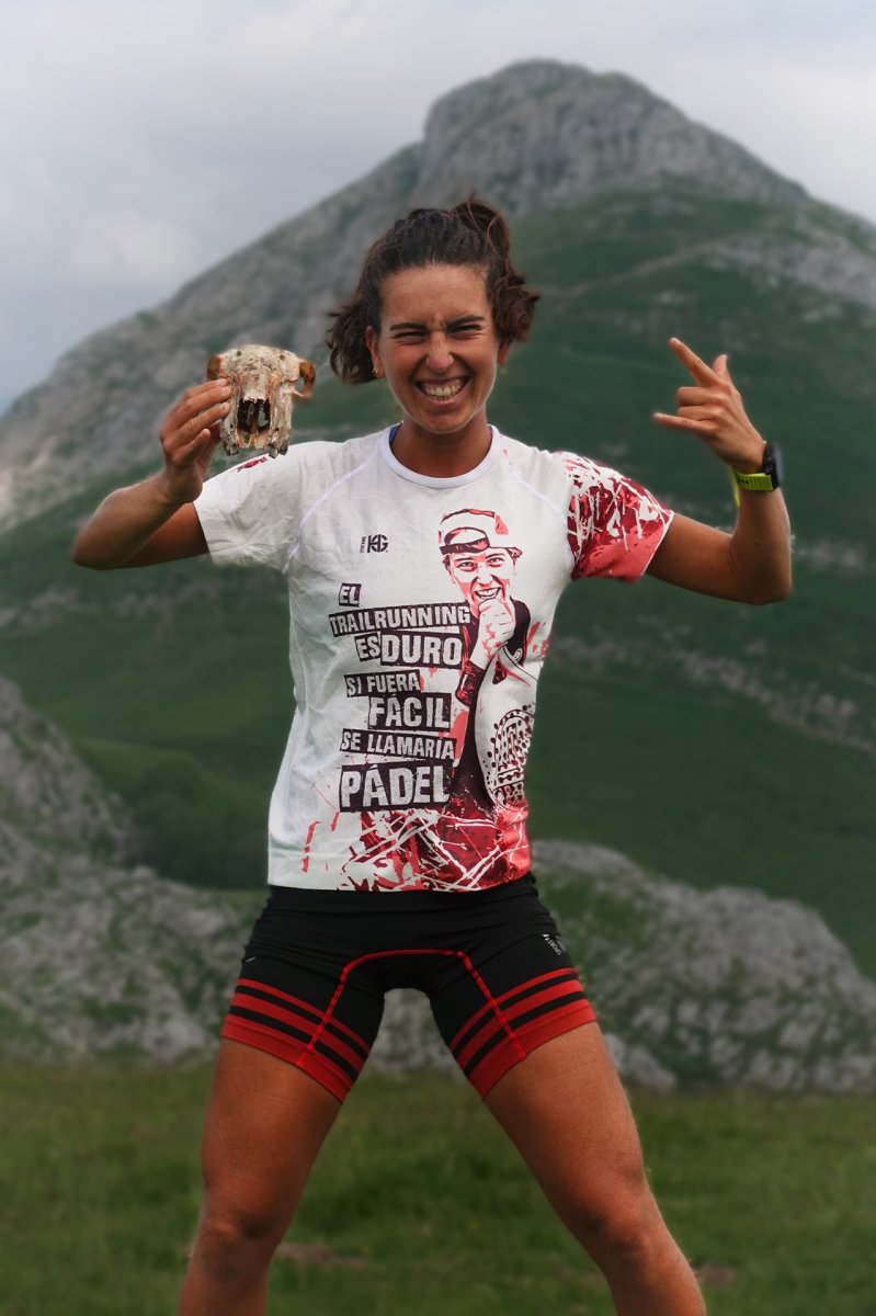 LEIRE FERNÁNDEZ GUAU! GUAU! · Camiseta estampada ultraligera para calor e indoor - Imagen 8