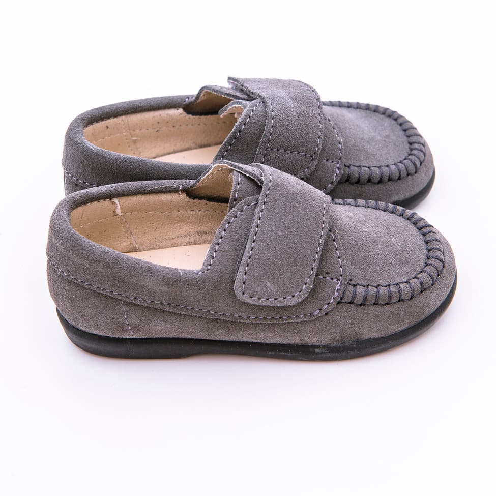 Mocasín zapato niños en piel ante con cierre de velcro y suela de goma antideslizante - Imagen 4