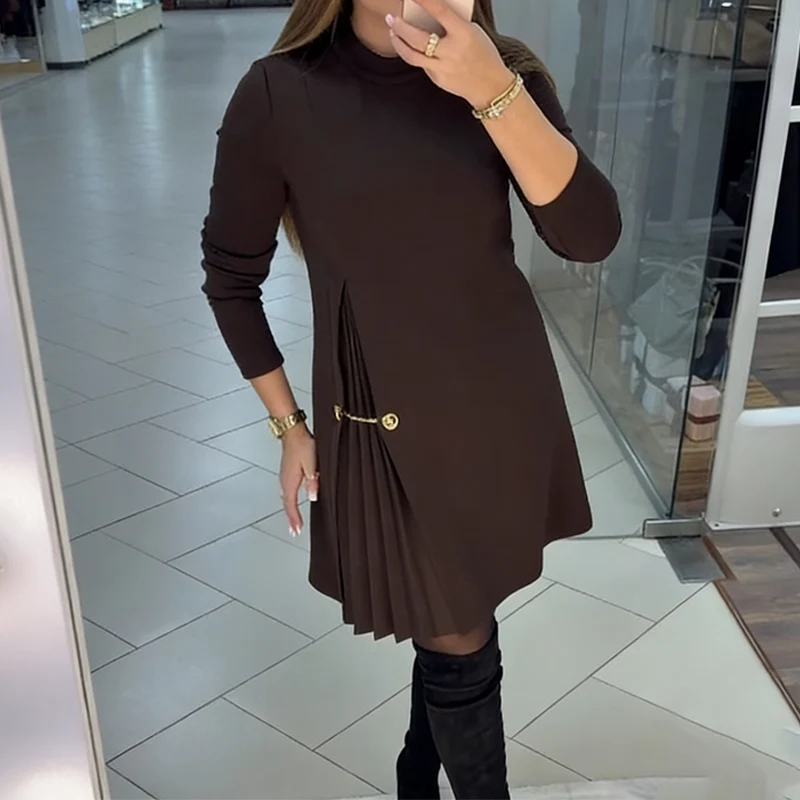 Linares - Vestido Sofisticado Línea A con Detalle Plisado y Cadena Dorada para Mujer