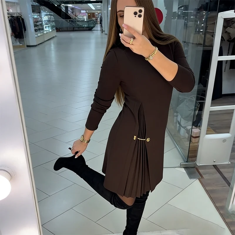 Linares - Vestido Sofisticado Línea A con Detalle Plisado y Cadena Dorada para Mujer - Imagen 4