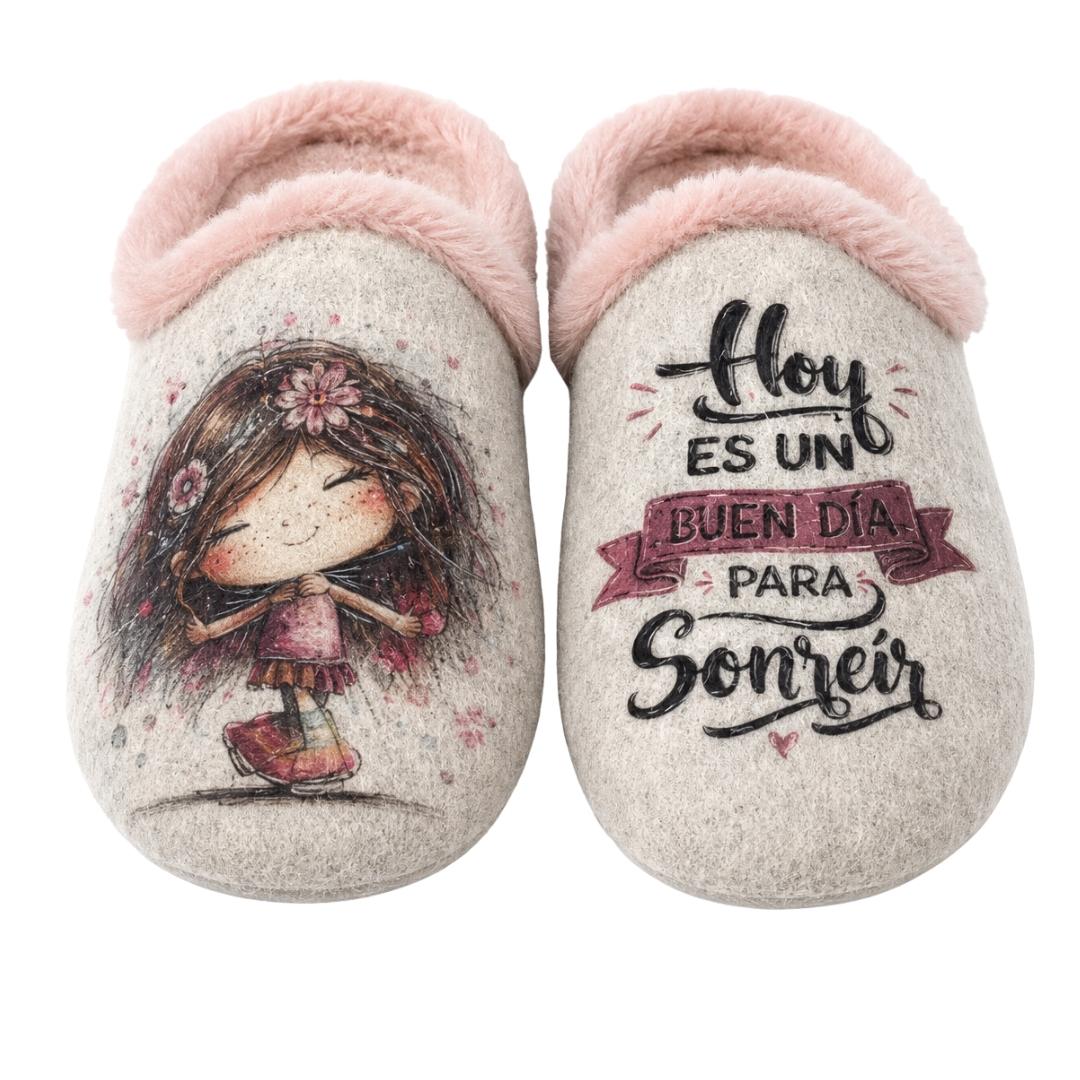 Zapatilla Para Casa Abierta Estampado De Niña Hippie y Frase - Imagen 3