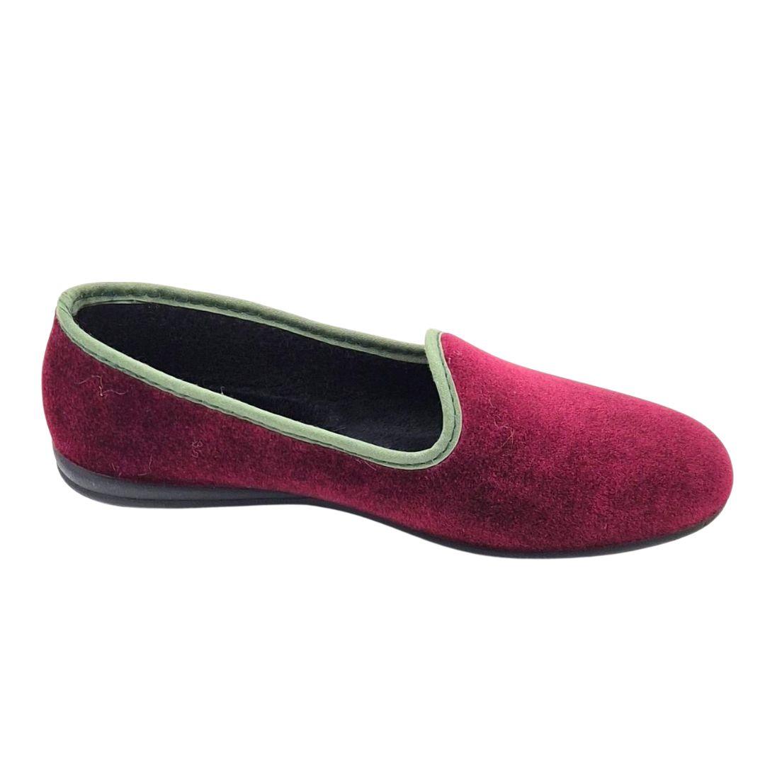 Zapatilla cerrada de terciopelo con ribete verde - Imagen 2