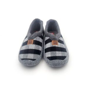 Zapatilla cerrada cuadros