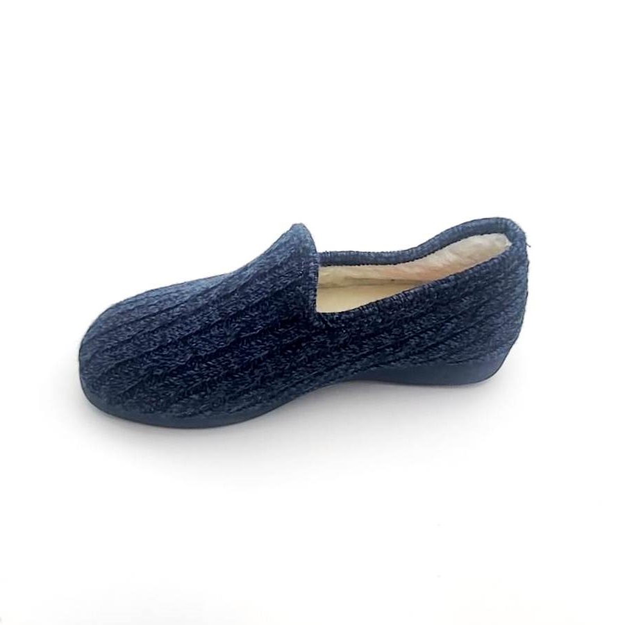 Zapatilla en algodón tipo lana de ochos con borreguito por dentro y suela de goma - Imagen 4