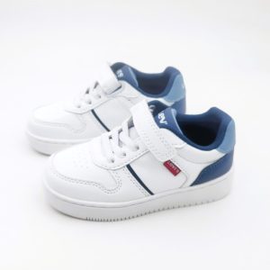 Deportiva o zapatilla en piel con cierre de velcro y con suela de goma de la marca LEVIS