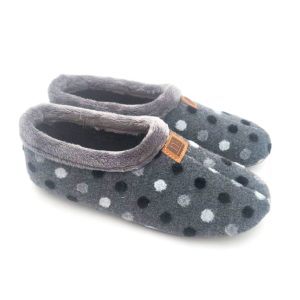 Zapatillas cerrada con topitos grises y negros