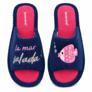Zapatilla de casa abierta de toalla con adorno de pez y letras “la mar”
