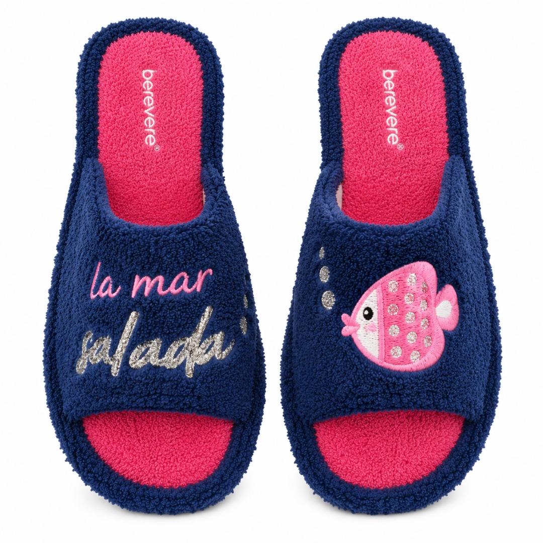 Zapatilla de casa abierta de toalla con adorno de pez y letras “la mar” - Imagen 2