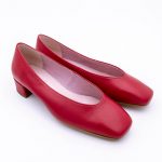 Zapato salón con la punta cuadrada en napa piel y y tambien en charol con suela de goma. - Imagen 6