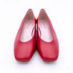 Zapato salón con la punta cuadrada en napa piel y y tambien en charol con suela de goma. - Imagen 5