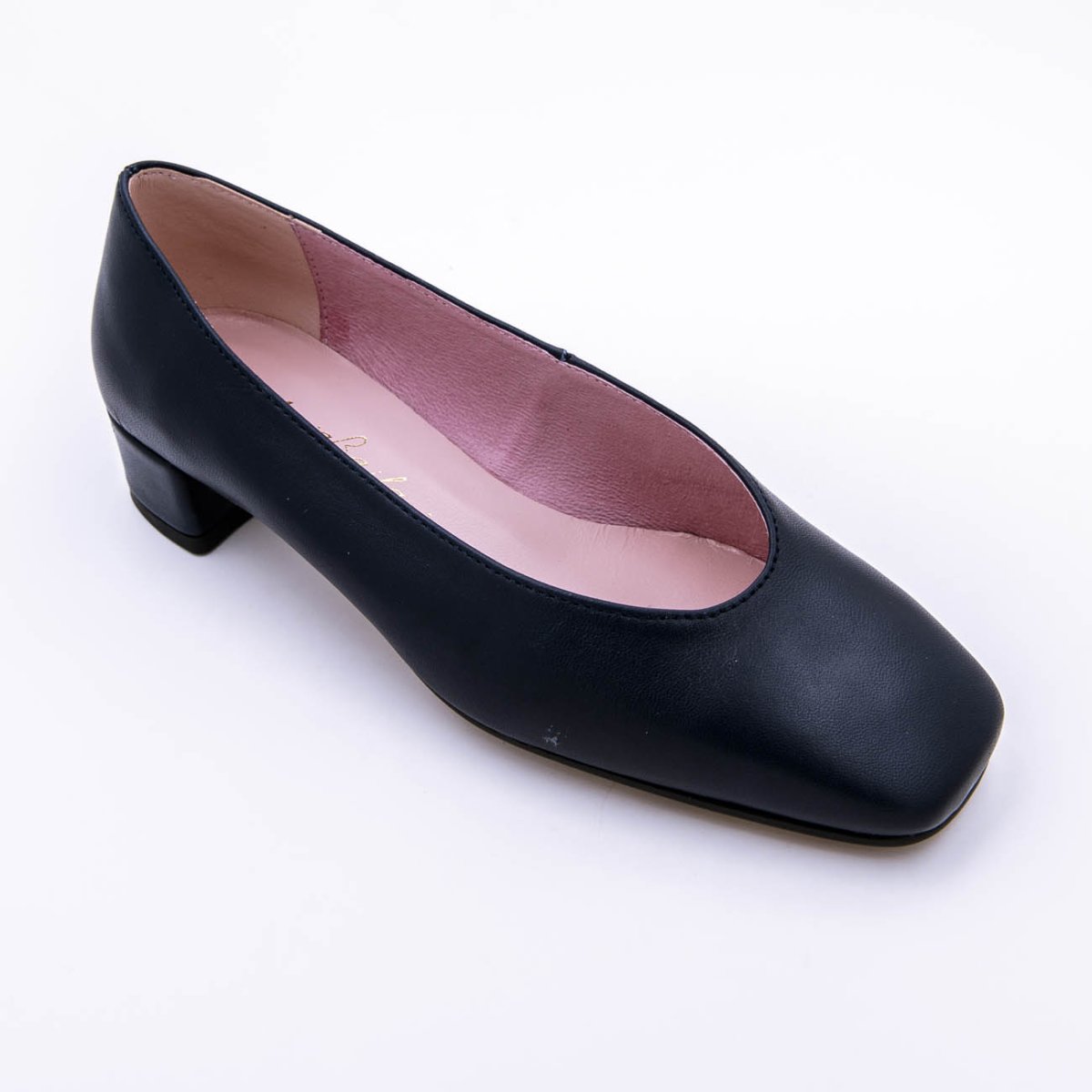 Zapato salón con la punta cuadrada en napa piel y y tambien en charol con suela de goma. - Imagen 4