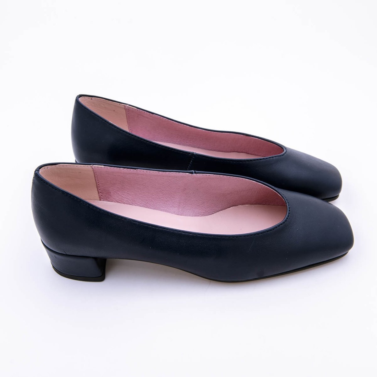 Zapato salón con la punta cuadrada en napa piel y y tambien en charol con suela de goma. - Imagen 3